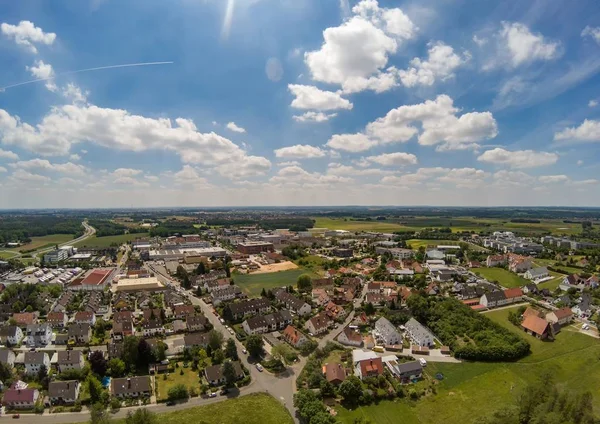 Foto aérea de la aldea Tennenlohe cerca de la ciudad de Erlangen — Foto de Stock