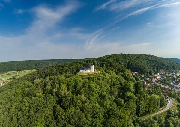Foto aérea de la capilla Vexier cerca del pueblo de Reifenberg — Foto de Stock