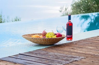 meyve ve şarap havuz