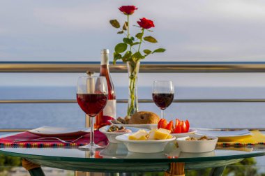 şarap ile romantik görünümü