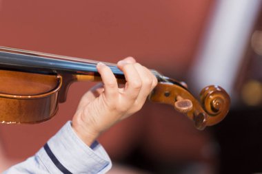 Çocuk keman çalıyor