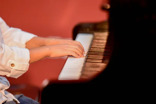 Boy plays piano — Stock Photo, Image