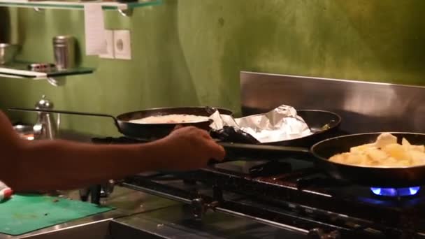 Matlagning med en pan — Stockvideo