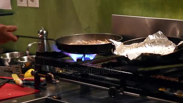 Приготовление пищи на сковороде — стоковое видео