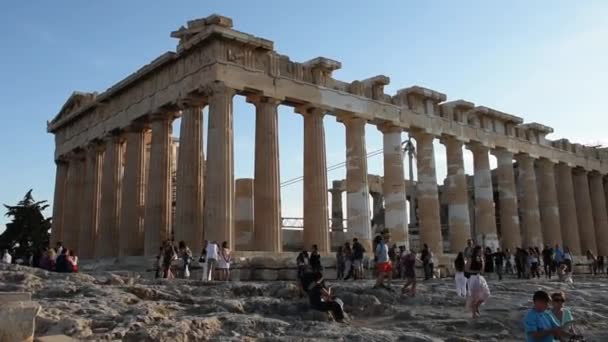 Toeristen binnen de Akropolis van Athene — Stockvideo