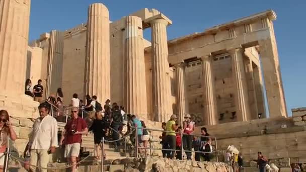 Mensen op de ingang van de Akropolis — Stockvideo