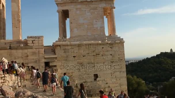 Mensen op de ingang van de Akropolis — Stockvideo