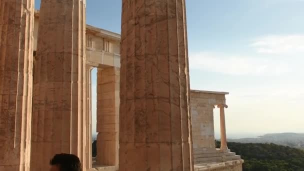 Mensen op de ingang van de Akropolis — Stockvideo