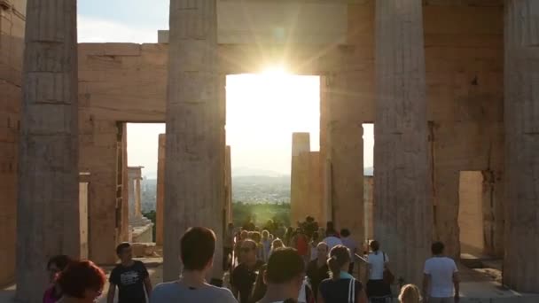 Achter de ingang van de Akropolis — Stockvideo