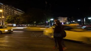 insanlar karşıdan karşıya geçerken