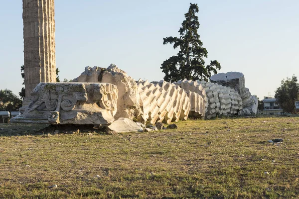 Columna caída en el templo de zeus —  Fotos de Stock