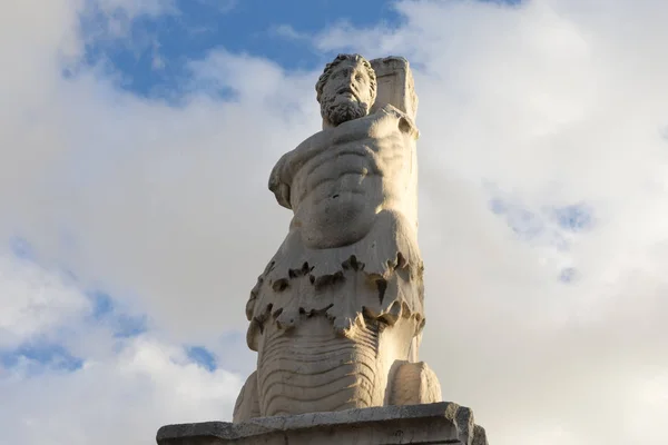 Estátua de mármore de um gigante — Fotografia de Stock