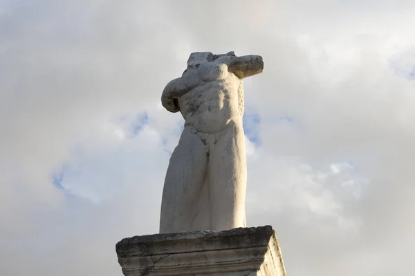 Estátua de mármore de um gigante — Fotografia de Stock