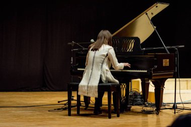 Kadın piyano çalıyor