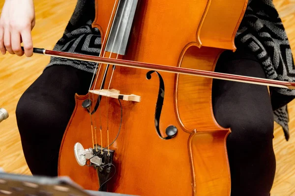 Woman plays cello — Stock Photo, Image