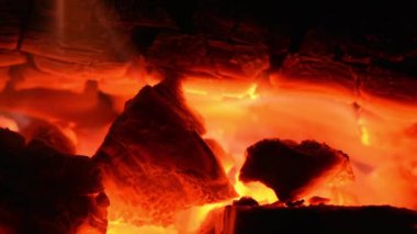 orman içinde bir şömine yanıyor