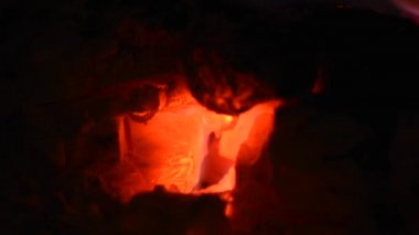 orman içinde bir şömine yanıyor