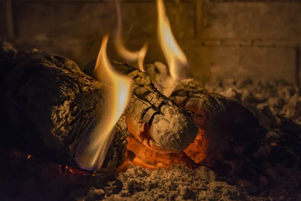 Incendie dans la cheminée — Photo