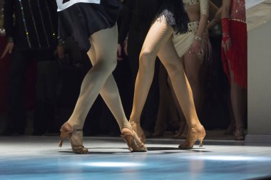 birlikte dans 2 genç kız