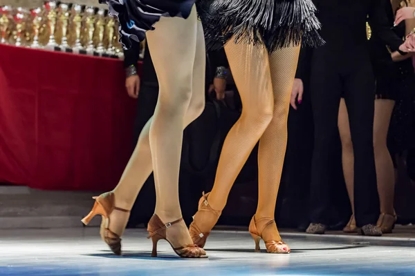 2 young girls dancing together — Stock Photo, Image