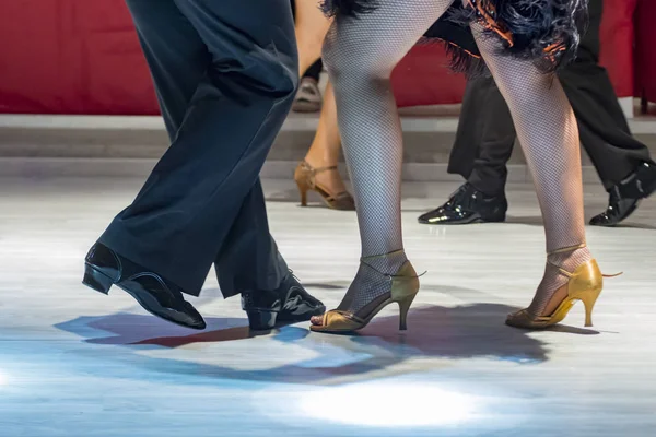 Pareja joven bailando latín — Foto de Stock