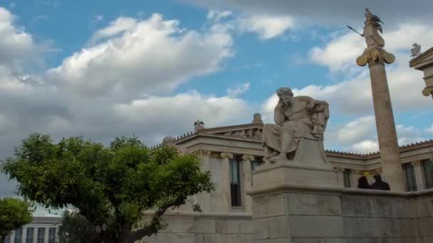 Estátua Clássica Sócrates Lado Com Estátua Atena Acima — Vídeo de Stock