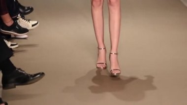 modeli podyum moda gösterisi, Atina, Yunanistan, 03-30-2018