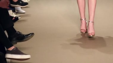 modeli podyum moda gösterisi, Atina, Yunanistan, 03-30-2018