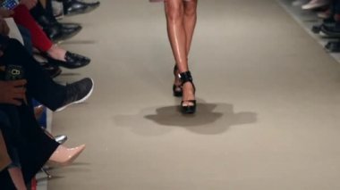 modeli podyum moda gösterisi, Atina, Yunanistan, 03-30-2018