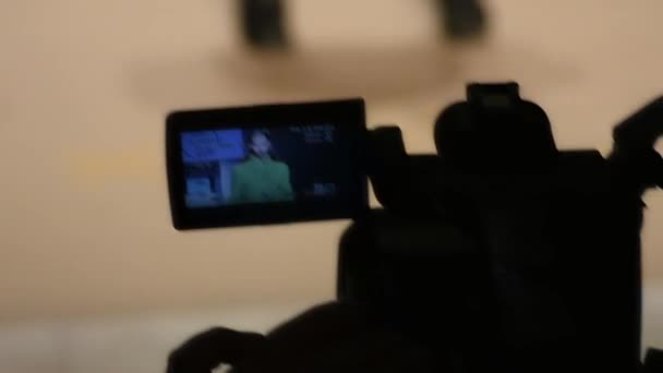 Γυναικείο Πρότυπο Ενώ Πασαρέλα Που Φαίνεται Στο Βίντεο Κάμερα Αθήνα — Αρχείο Βίντεο
