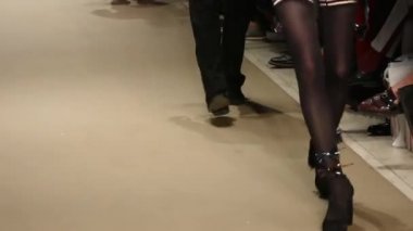  Final moda erkek ve kadın modelleri göster, Atina, Yunanistan, 03-31-2018