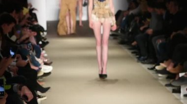 moda gösterisi, Atina, Yunanistan 03-31-2018 yürüyen kedi modelleri