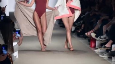 bacaklar mayo moda gösterisi, Atina, Yunanistan, 03-31-2018 dişi modelleri