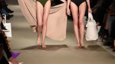 bacaklar mayo moda gösterisi, Atina, Yunanistan, 03-31-2018 dişi modelleri