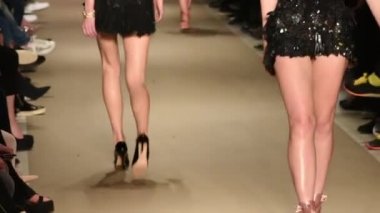  moda gösterisi, Atina, Yunanistan, 03-31-2018 dişi modellerin bacaklar