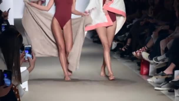 Piernas Modelos Femeninos Con Traje Baño Desfile Moda Athens Greece — Vídeo de stock
