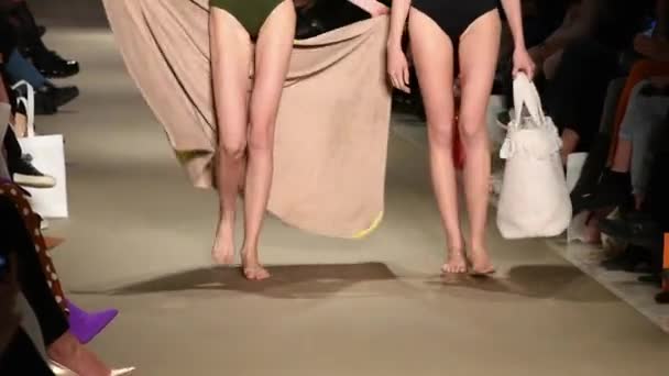 Piernas Modelos Femeninos Con Traje Baño Desfile Moda Athens Greece — Vídeo de stock
