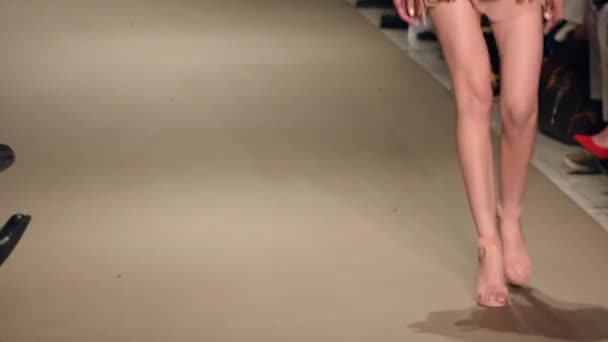 2018 ファッション ショー アテネ ギリシャの女性モデルの開脚 — ストック動画