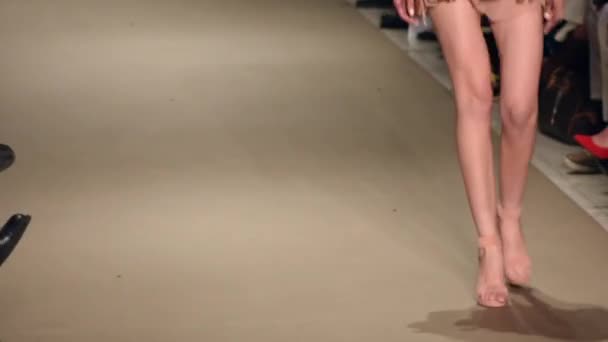 Piernas Modelos Femeninas Desfile Moda Athens Greece 2018 — Vídeo de stock