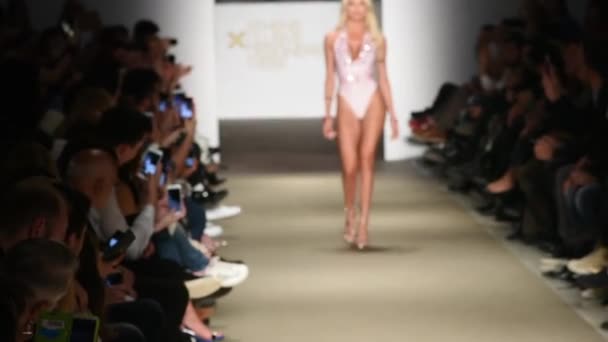 Sexy Blond Modelka Molo Módní Show Zpomalený Pohyb Atény Řecko — Stock video