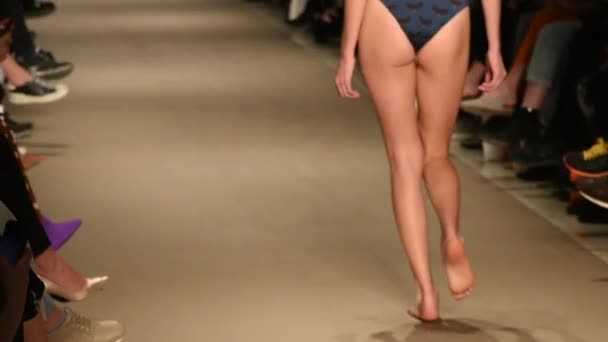 Piernas Modelo Femenino Con Traje Baño Desfile Moda Athens Greece — Vídeo de stock