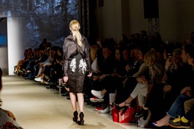 Moda gösterisinde modelleri