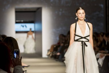 Moda gösterisinde modelleri