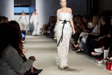 Moda gösterisinde modelleri