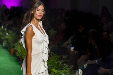 moda gösterisinde kılığında modeli