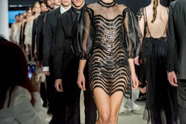 defile sonundaki modelleri