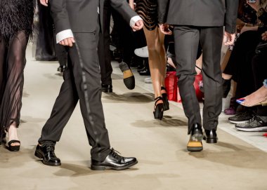 defile sonundaki modelleri