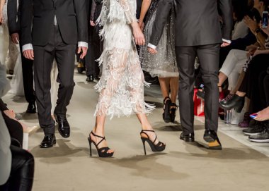 defile sonundaki modelleri