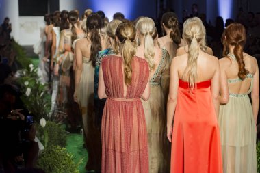 defile sonundaki modelleri