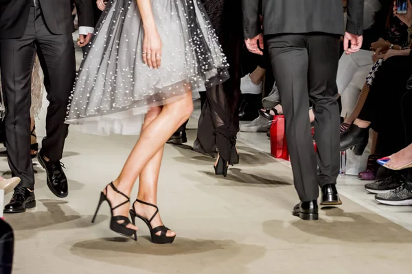 defile sonundaki modelleri